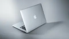 Apple MacBook laptop v otevřeném stavu na světlém pozadí.