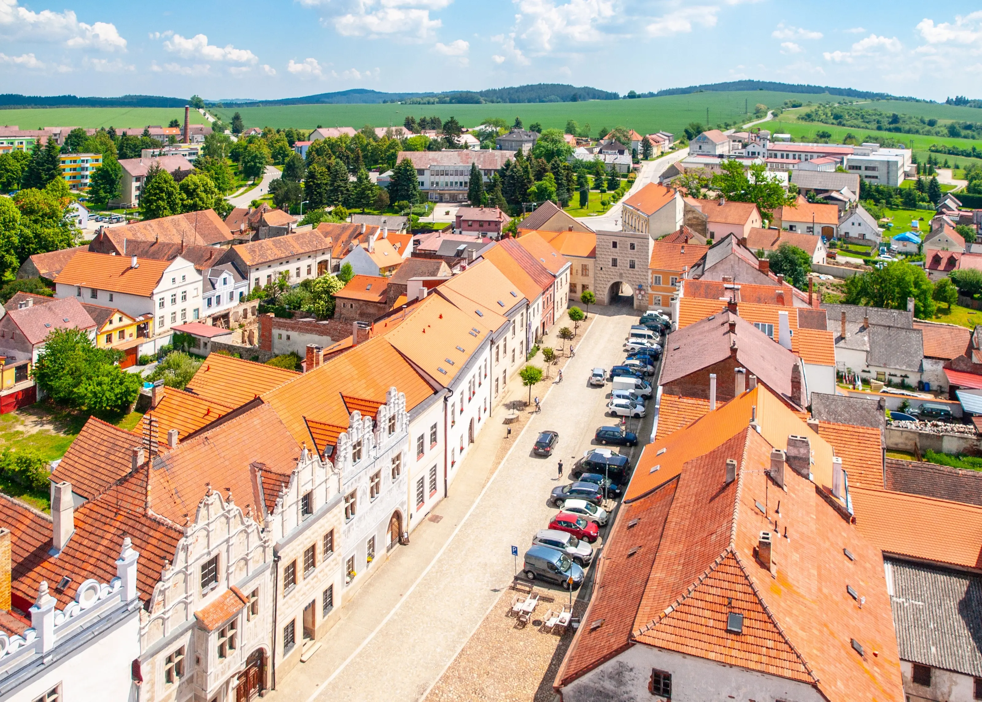 Náměstí ve Slavonicích s kamennou kašnou, renesančními domy a kostelem sv. Jakuba