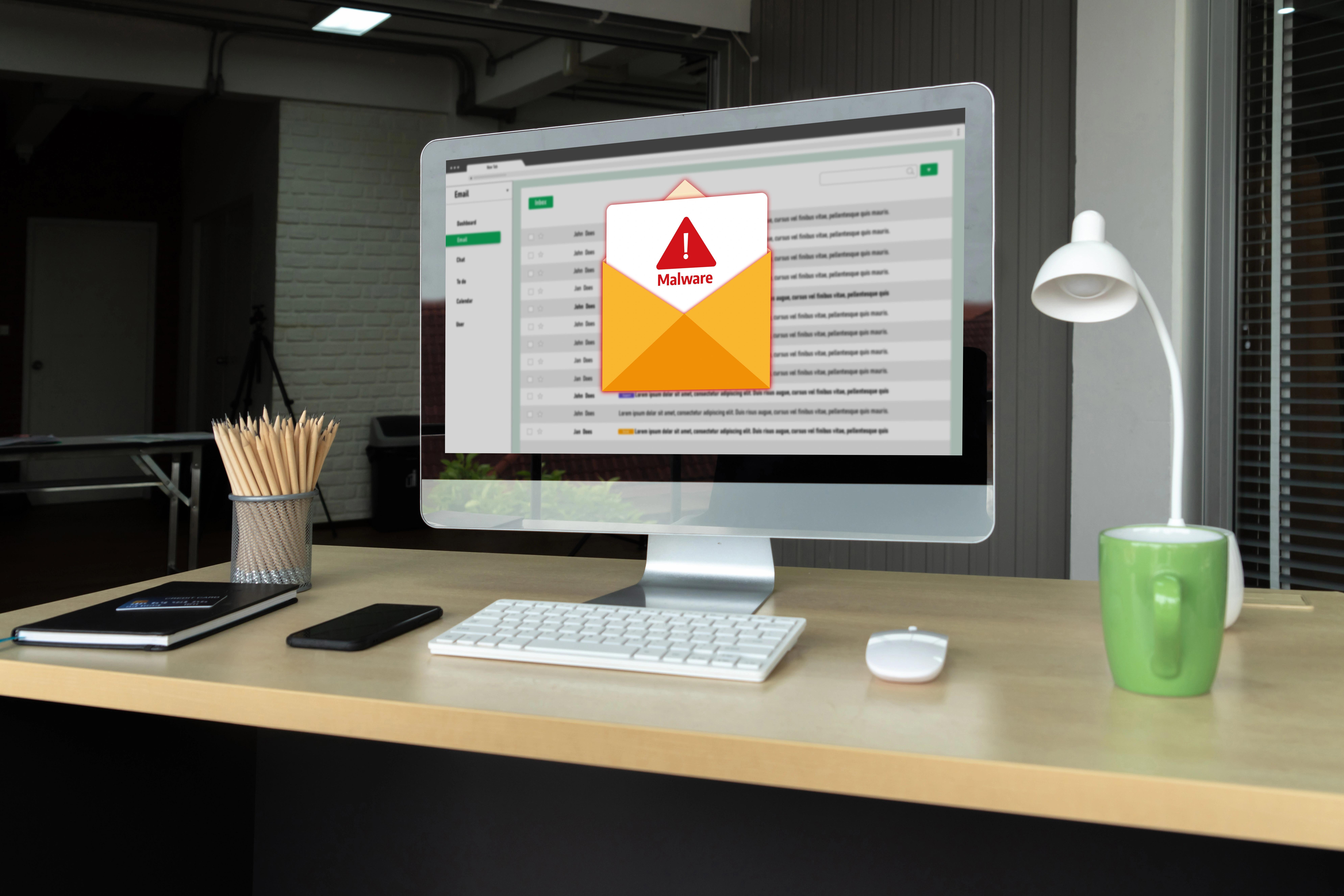 Počítačová obrazovka s podezřelým e-mailem ve schránce