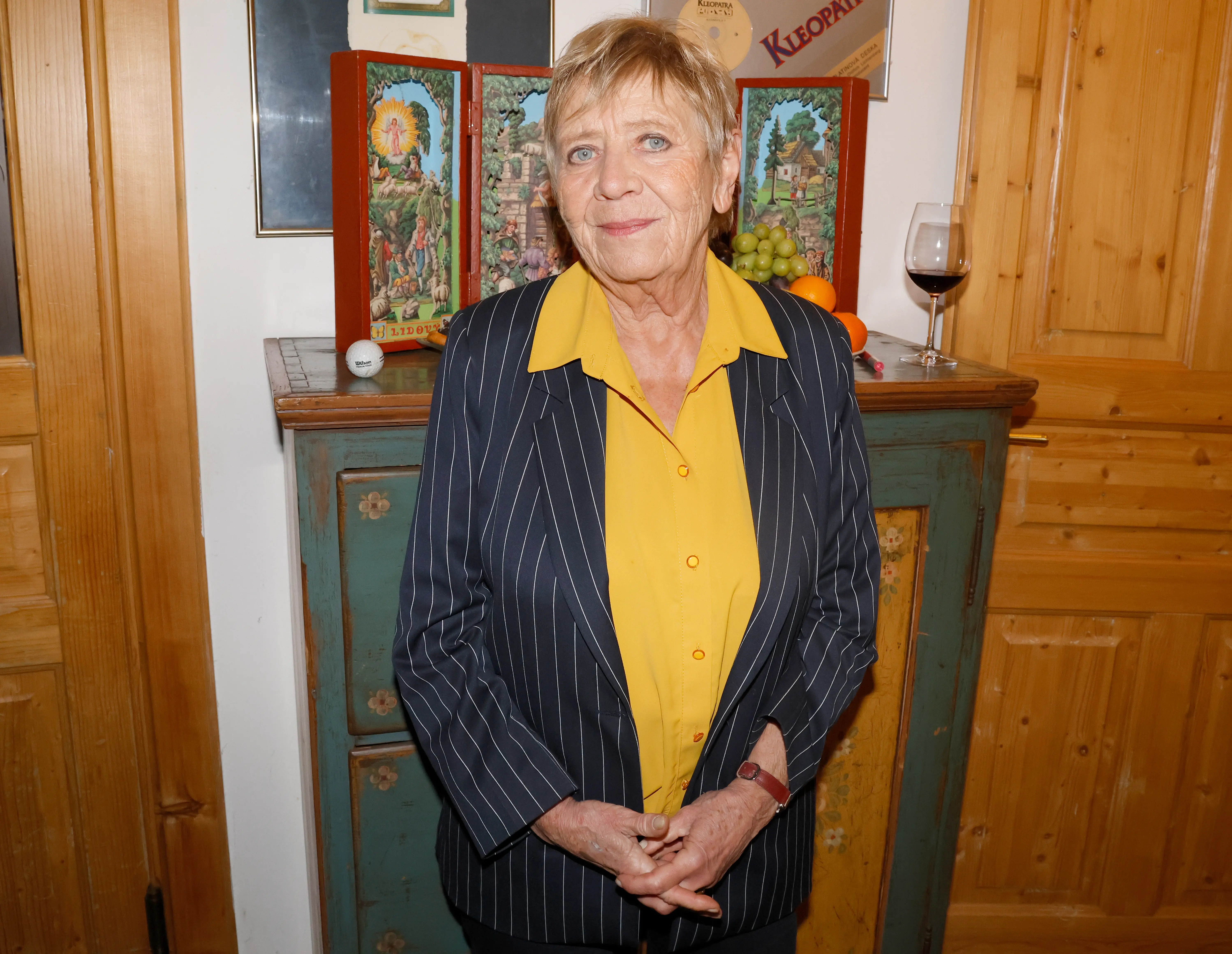 Herečka Jaroslava Obermaierová v pruhovaném saku a žluté halence
