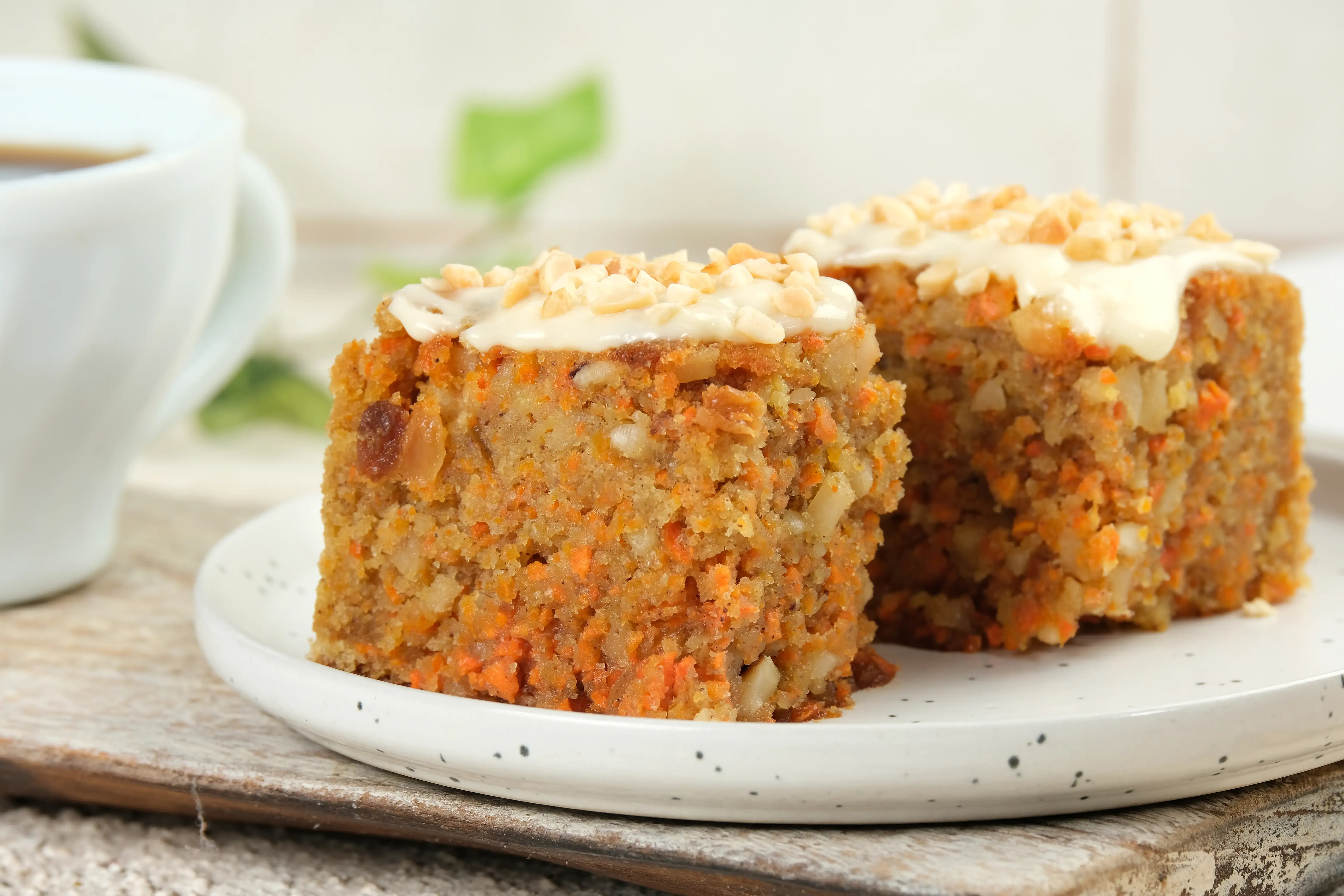 Krásně zdobený mrkvový dort s krémovou vrstvou a ořechy