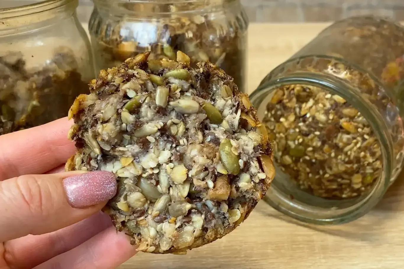 Sklenice s upečeným chlebem uvnitř