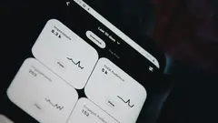 Blízký záběr na mobilní telefon zobrazující statistiky a grafy výkonu