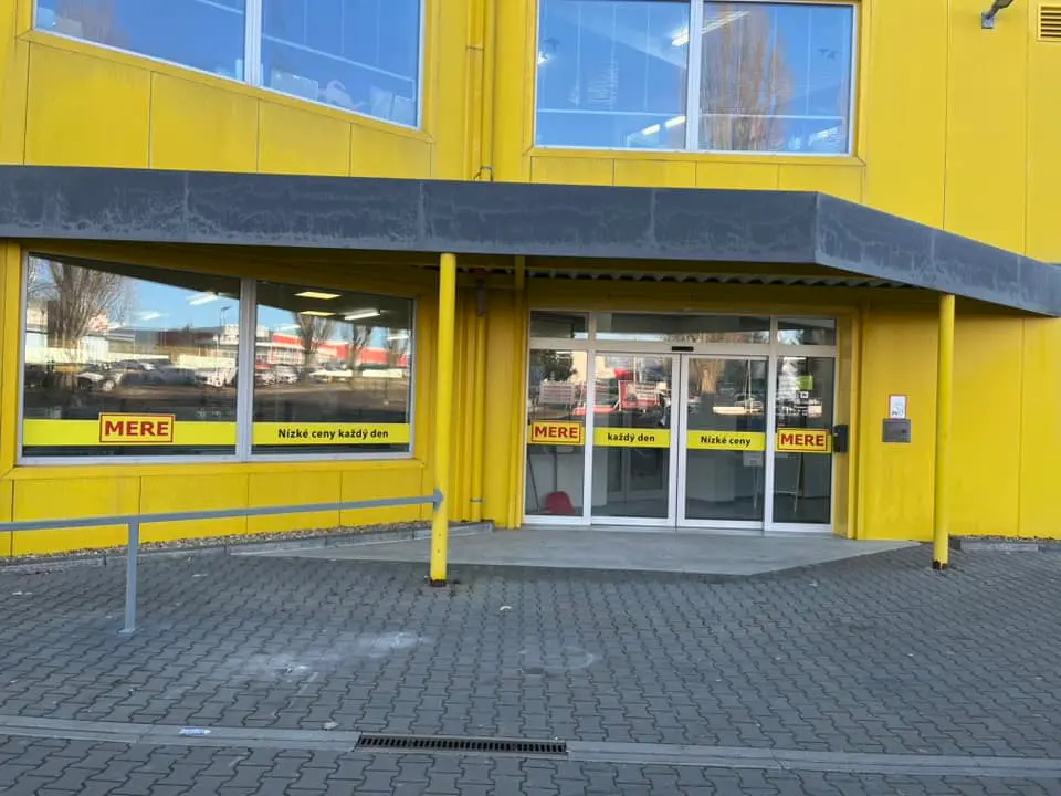 Interiér diskontního obchodu MERE