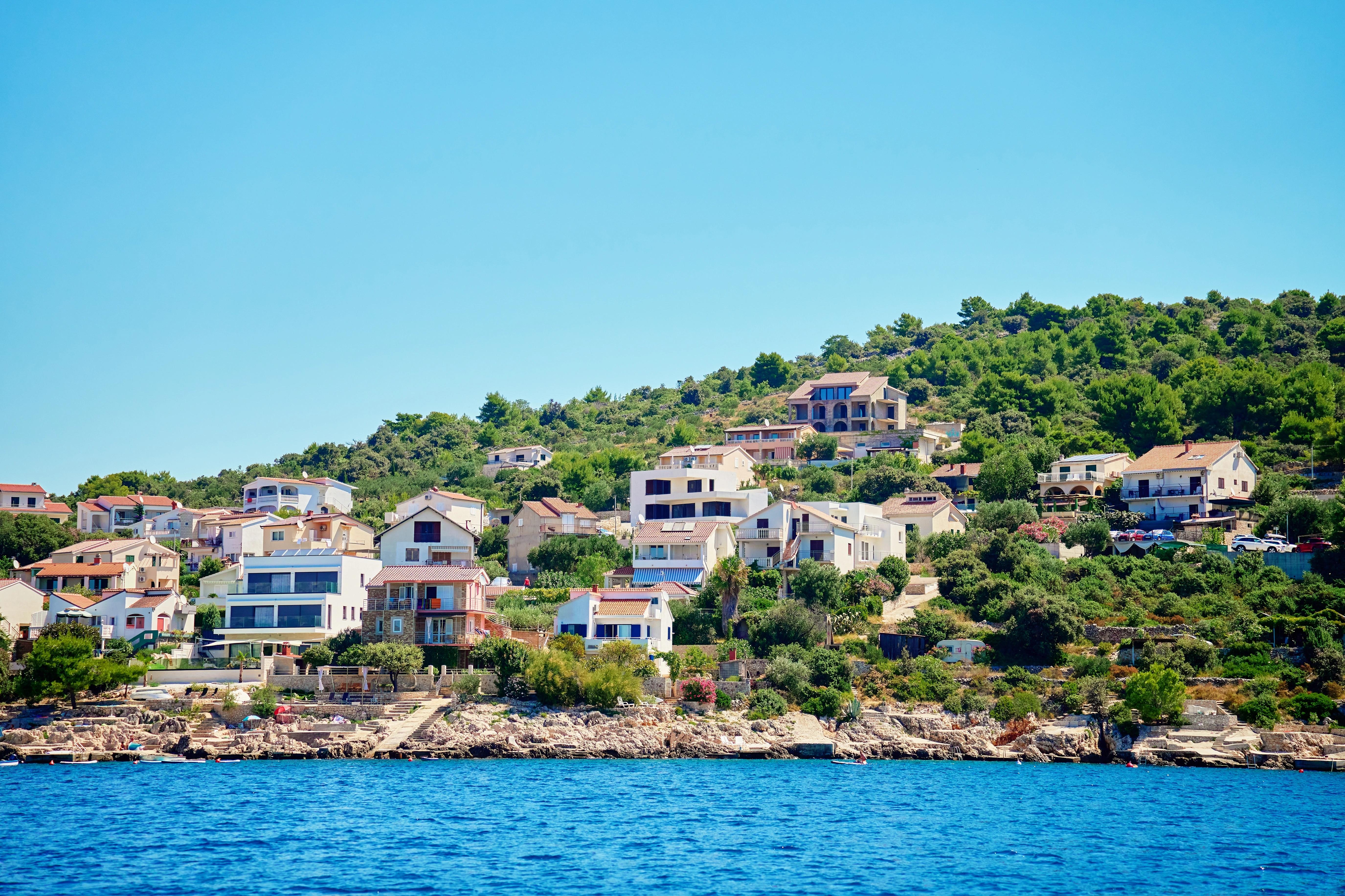 Pohled na barevné domy a apartmány nad pobřežím