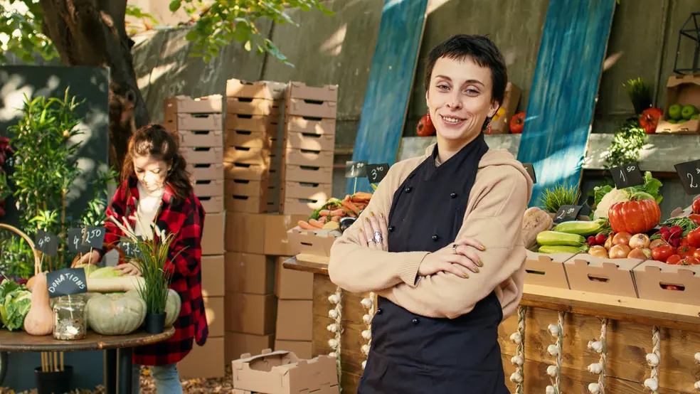 Prodavač v supermarketu ukazuje na regál s potravinami