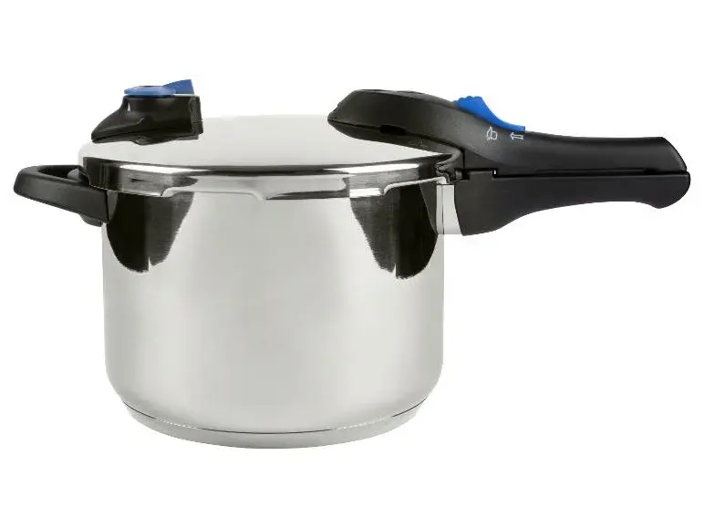 Tlakový hrnec s připravovaným jídlem a parou unikající z ventilu