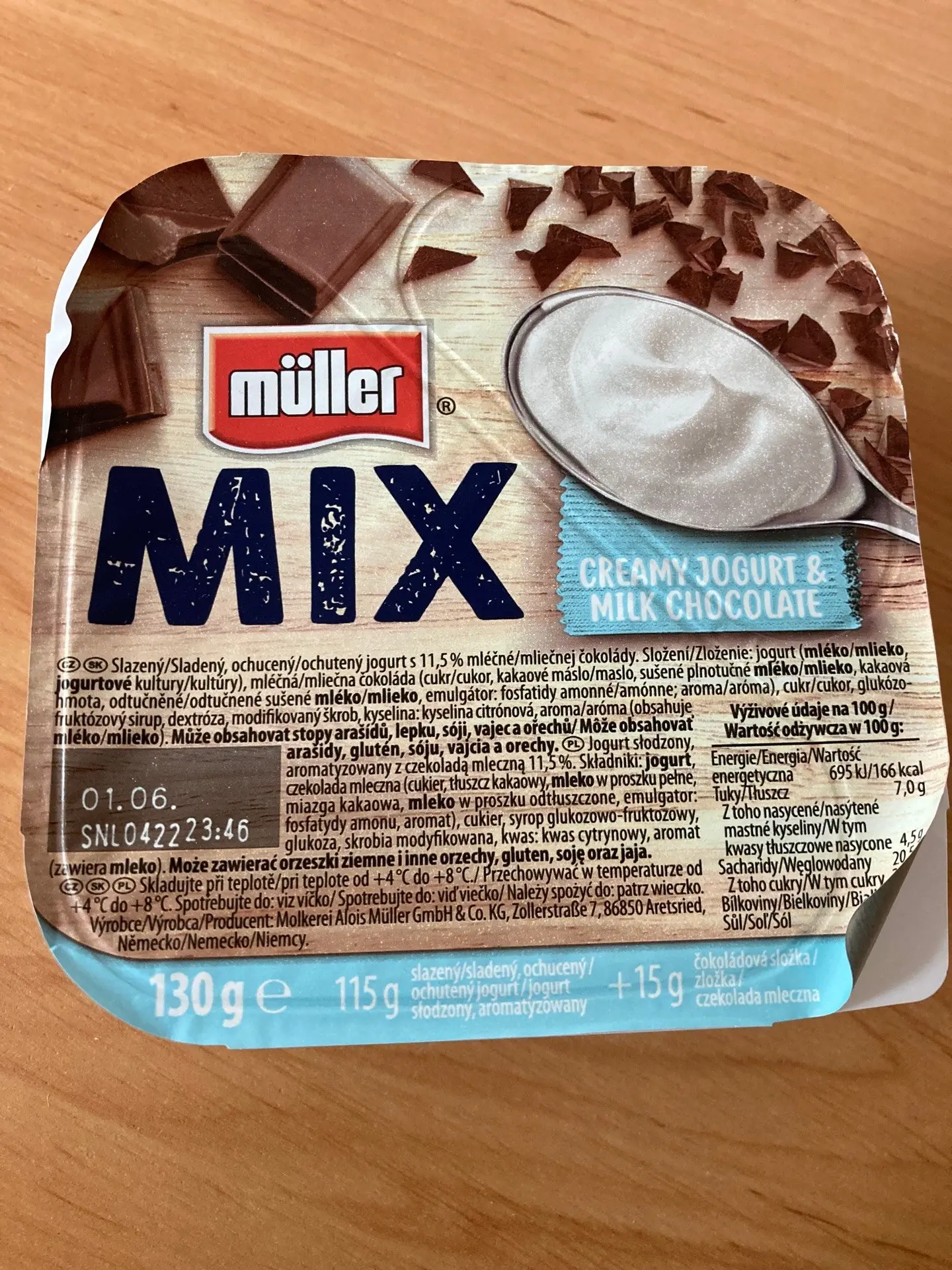 Regál s jogurty bez viditelné akční nabídky