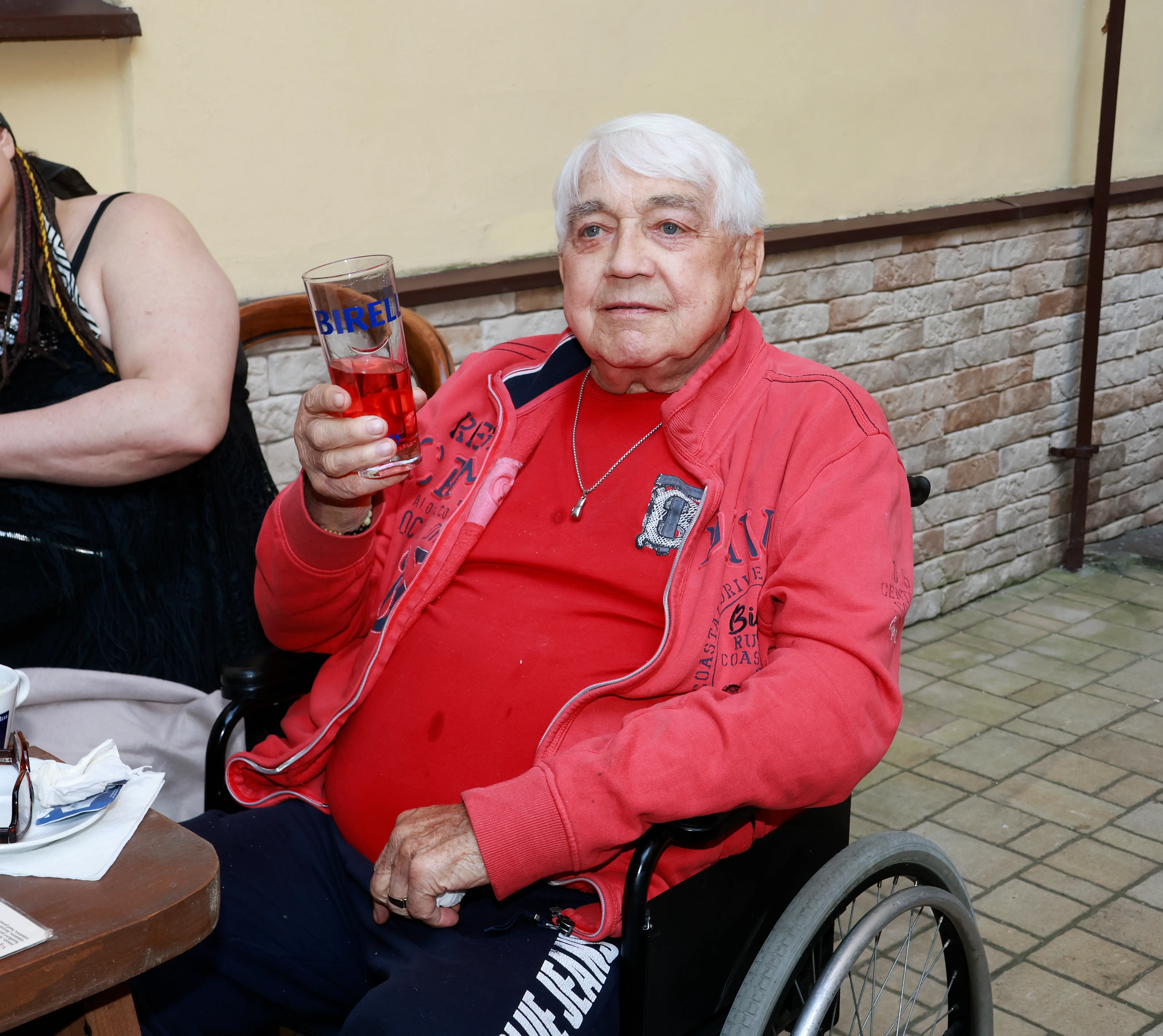 Známý herec Jiří Krampol v kruhu svých dlouholetých přátel na společenské události