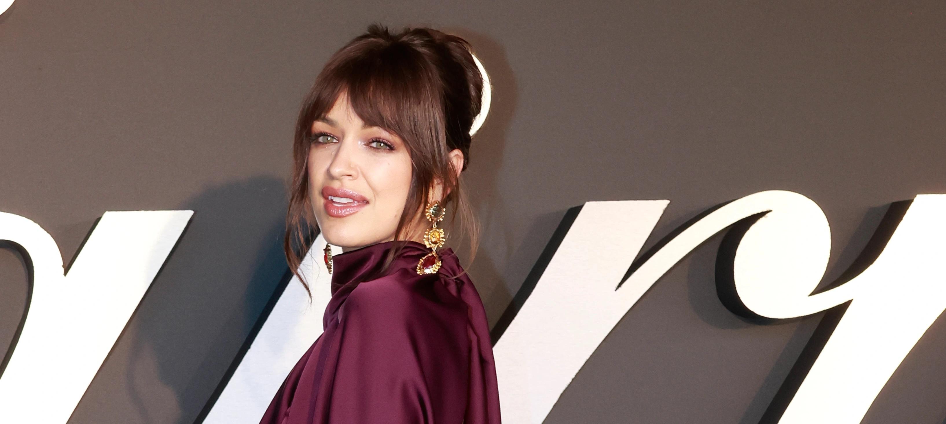 Zpěvačka Jitka Boho ve vínové róbě a zlatých náušnicích.