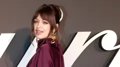 Zpěvačka Jitka Boho ve vínové róbě a zlatých náušnicích.