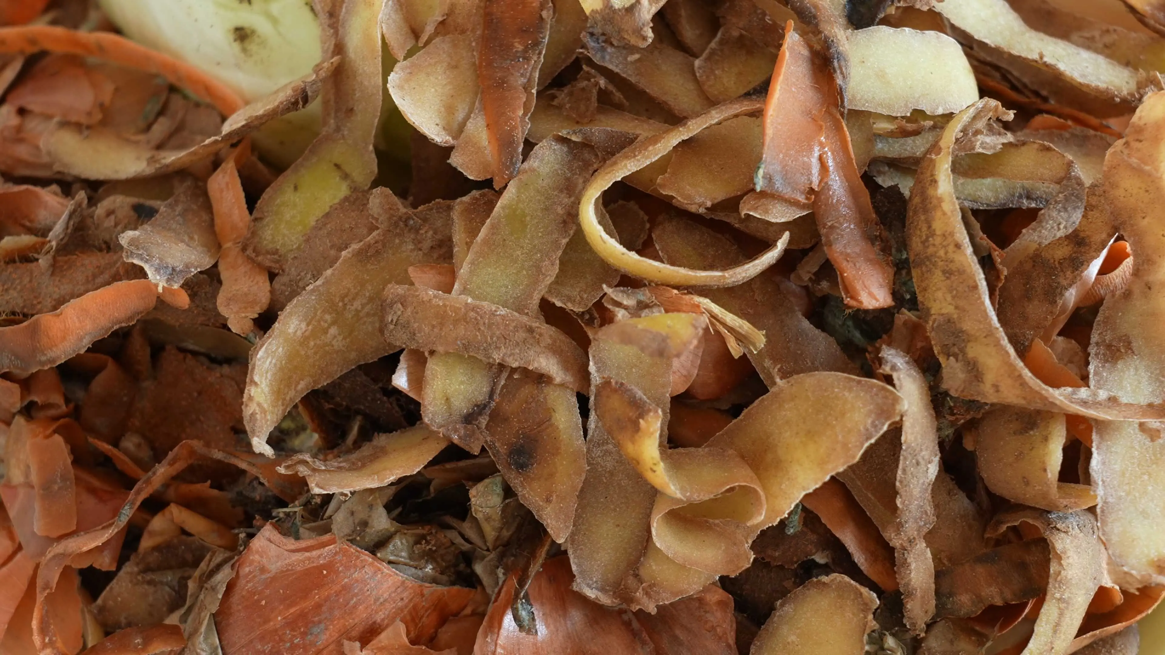 Detailní pohled na sušené bramborové slupky připravené k dalšímu zpracování