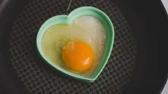 Smažené vejce na talíři se zelím a přílohou