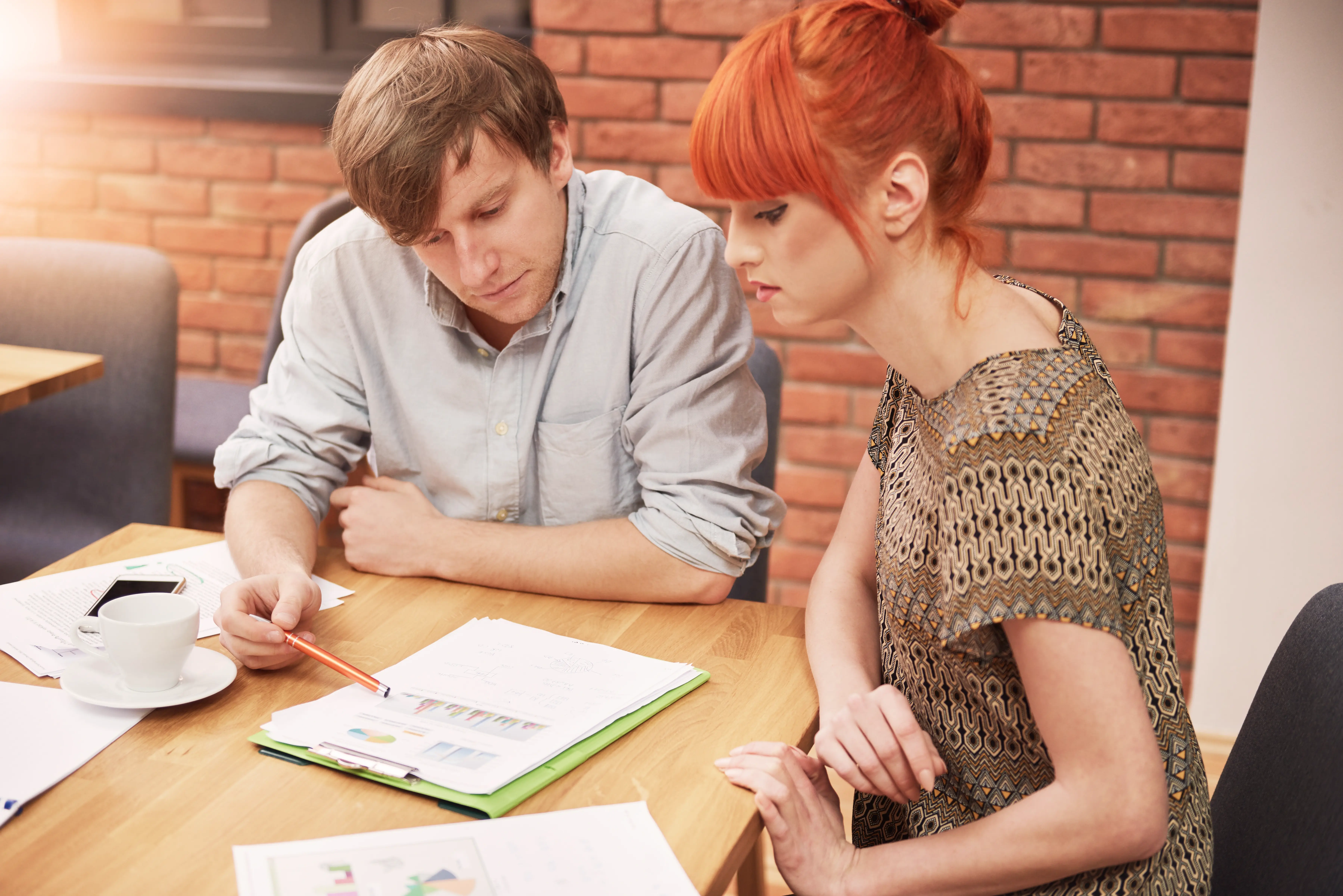 Žena vyplňuje žádost o dávky na úřadě