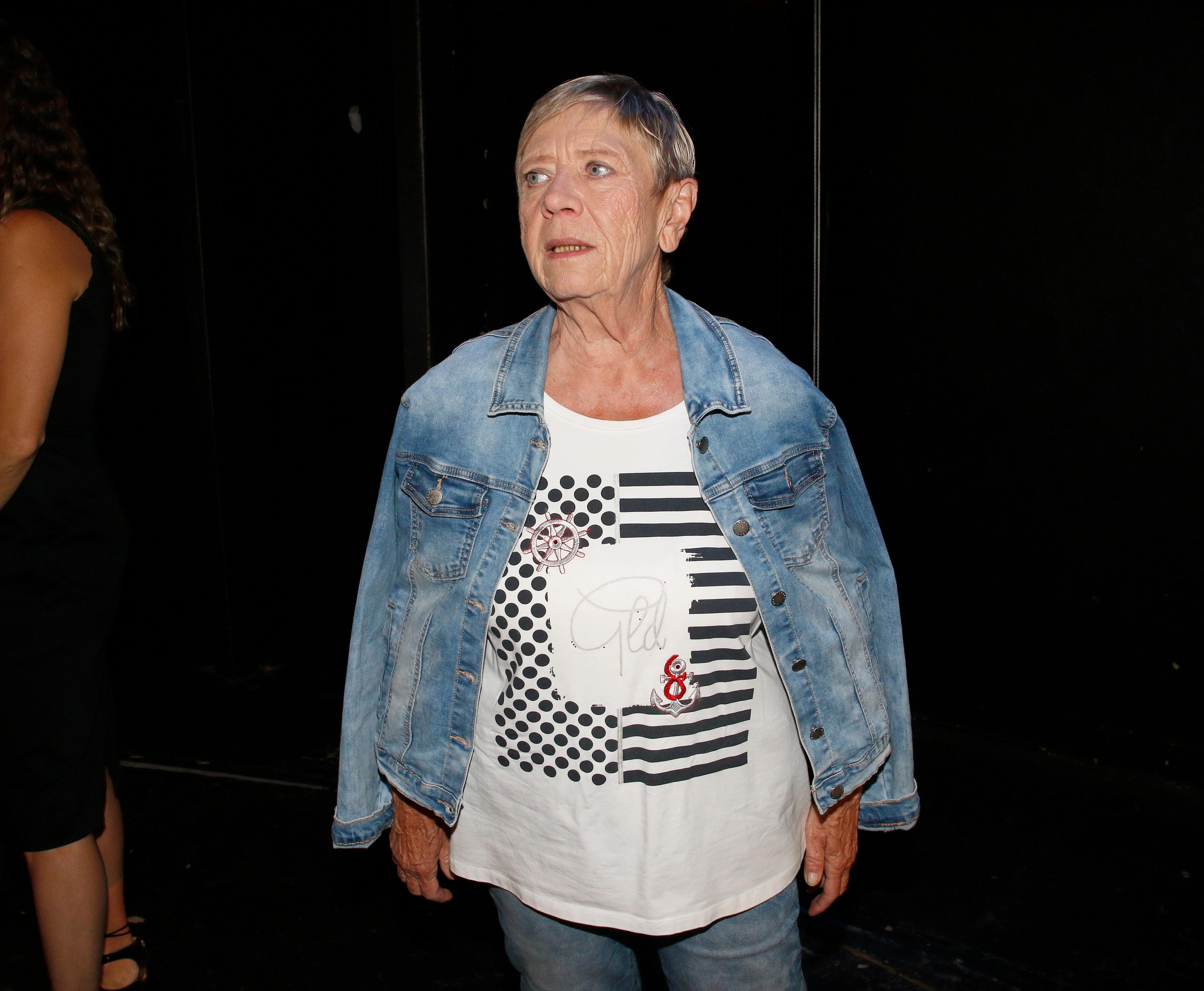 Herečka Jaroslava Obermaierová v džínové bundě na společenské události.