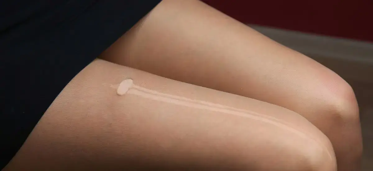 Osoba čistí zrcadlo silonkami