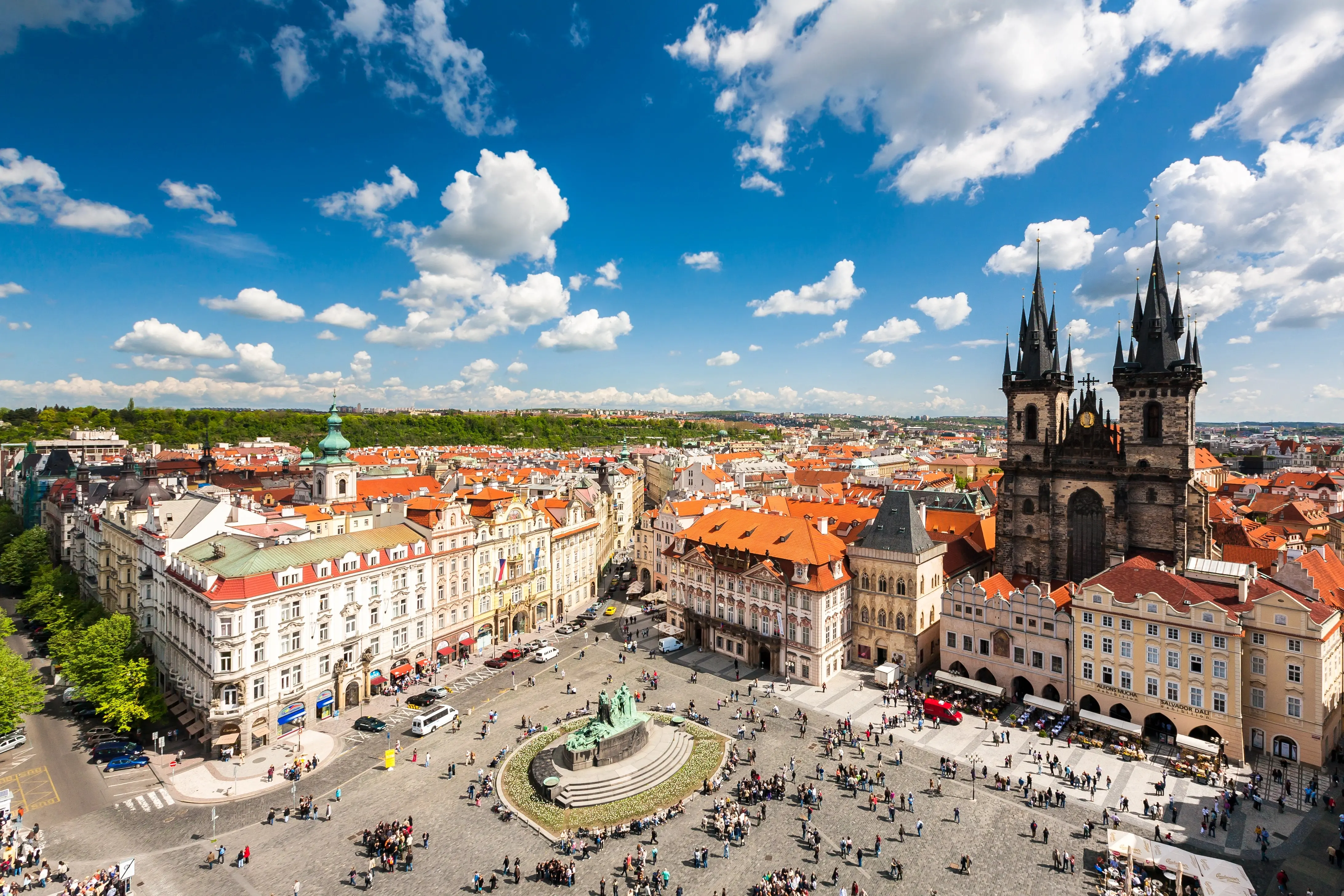 Staroměstské náměstí v Praze s Týnským chrámem a orlojem při slunečném dni
