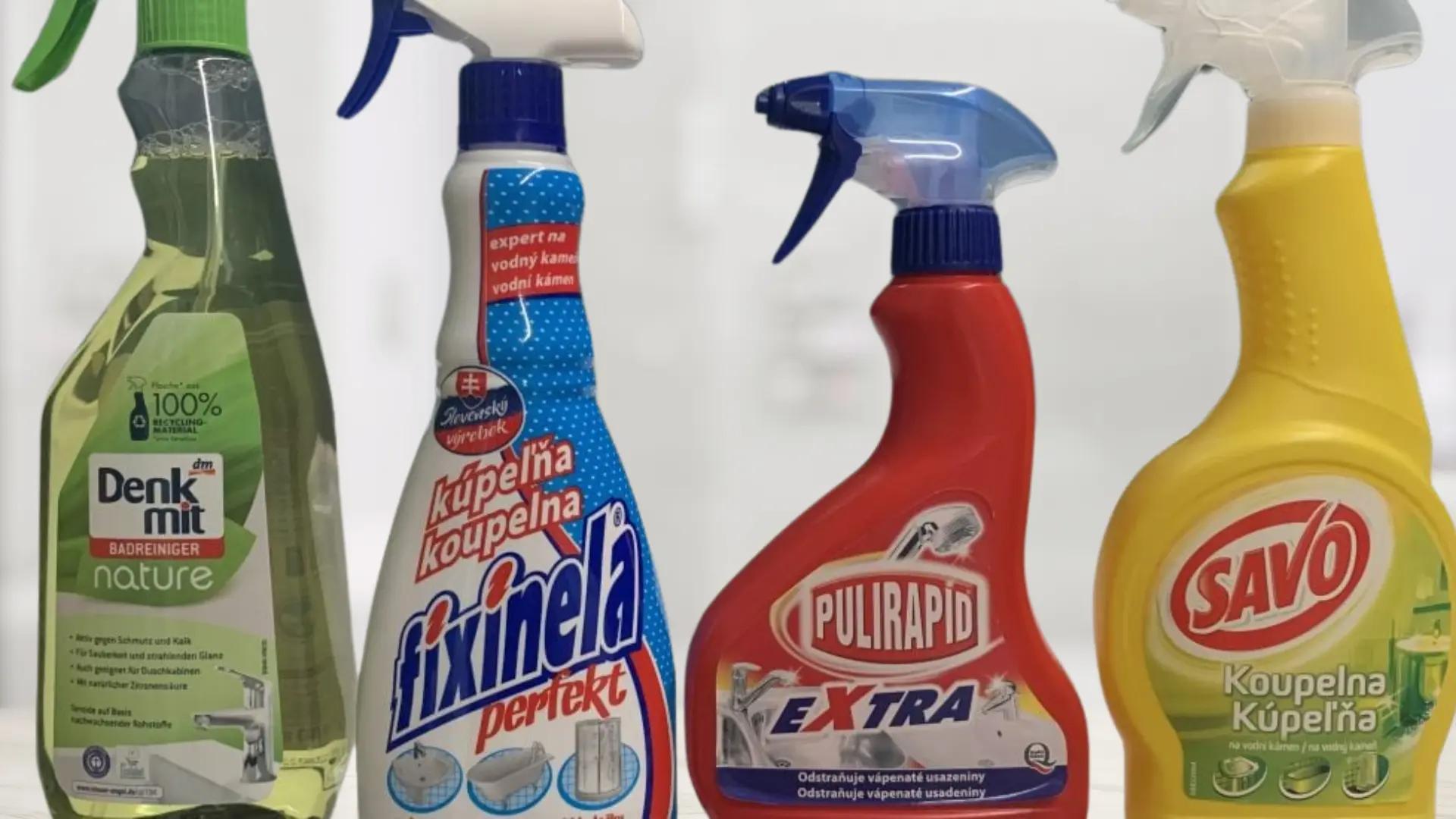 Různé druhy čisticích prostředků vystavené na kuchyňské lince
