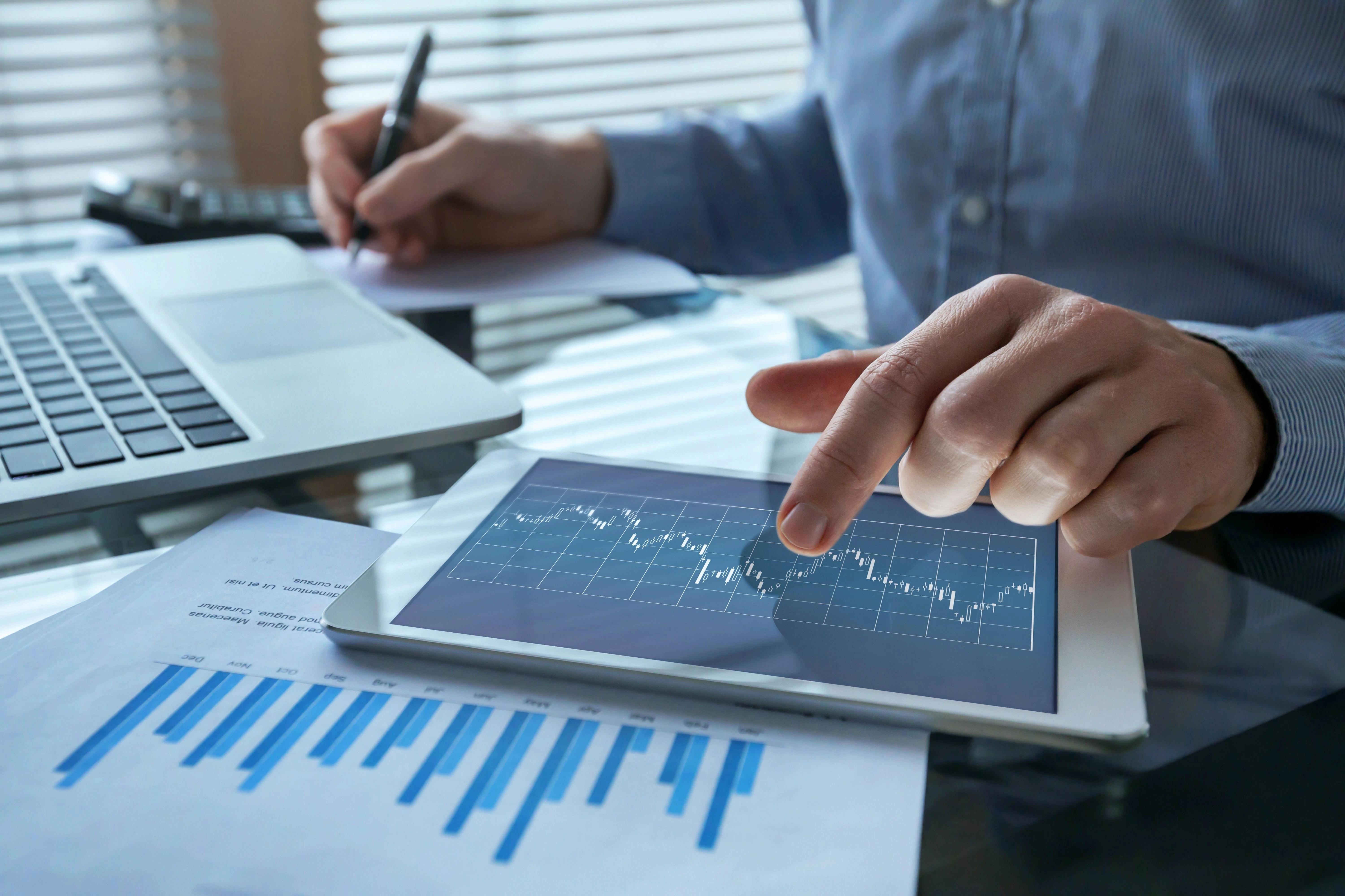 Osoba vyplňuje formulář na úřadu práce