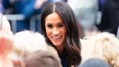 Meghan Markle se usmívá na veřejnosti během setkání