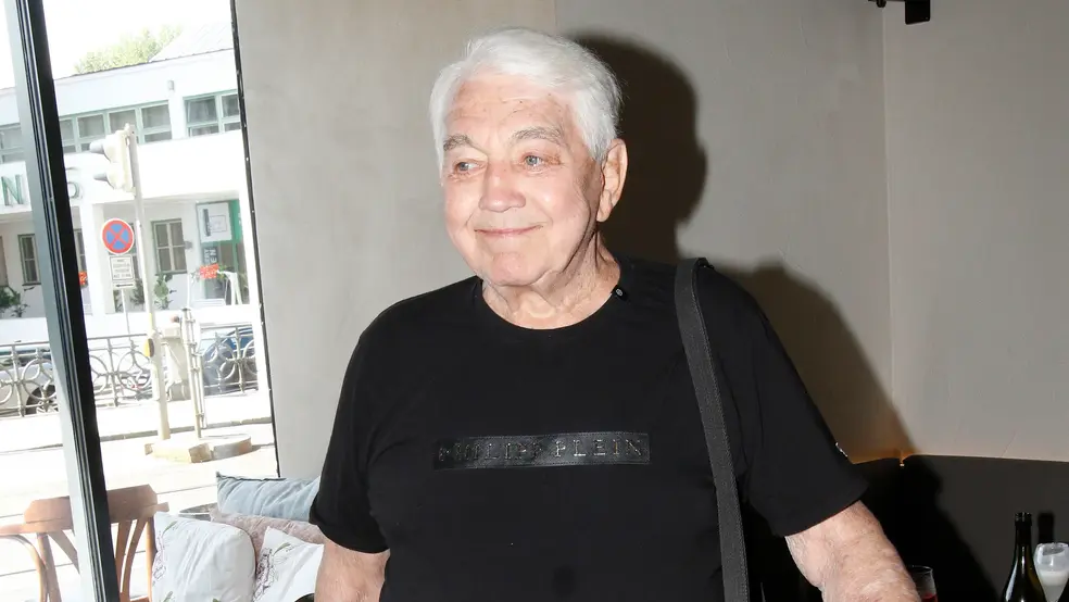 Jiří Krampol ve společnosti svých přátel při společném setkání, přátelská atmosféra a rozhovor