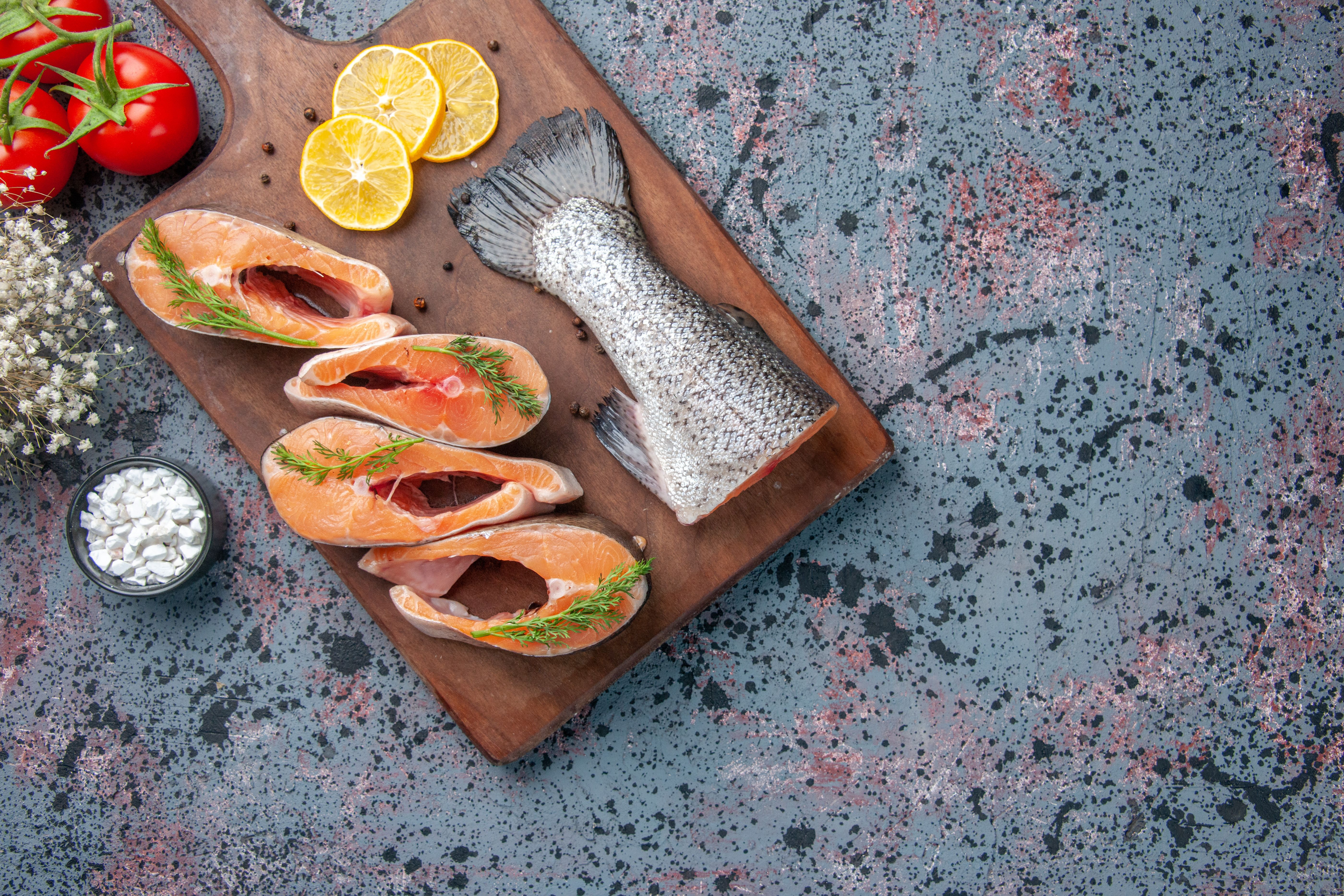 Detail ruky čistící rybu struhadlem