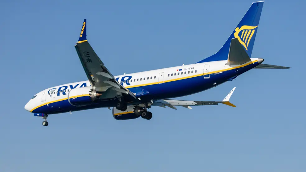 Boeing 737-800 v barvách Ryanair s vysunutým podvozkem krátce před přistáním