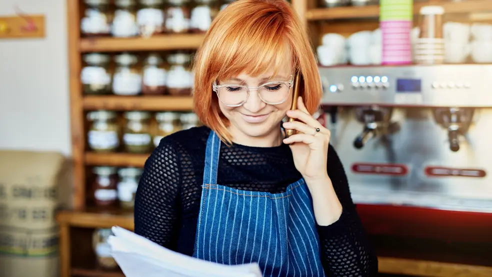 Žena sedící u stolu naproti personalistce při pohovoru