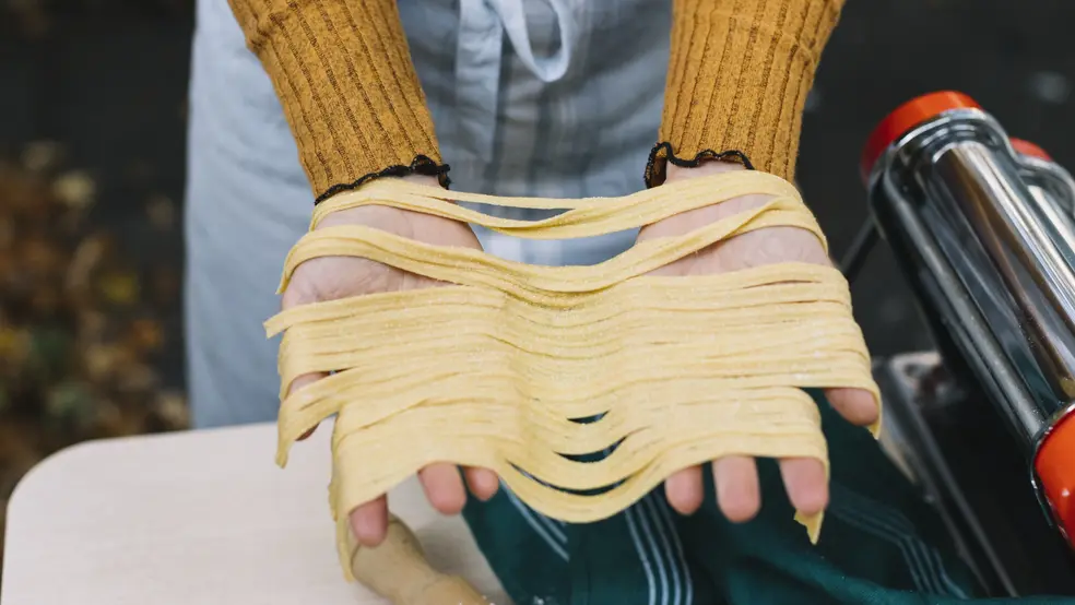 Horká voda s vařícími se špagetami v hrnci