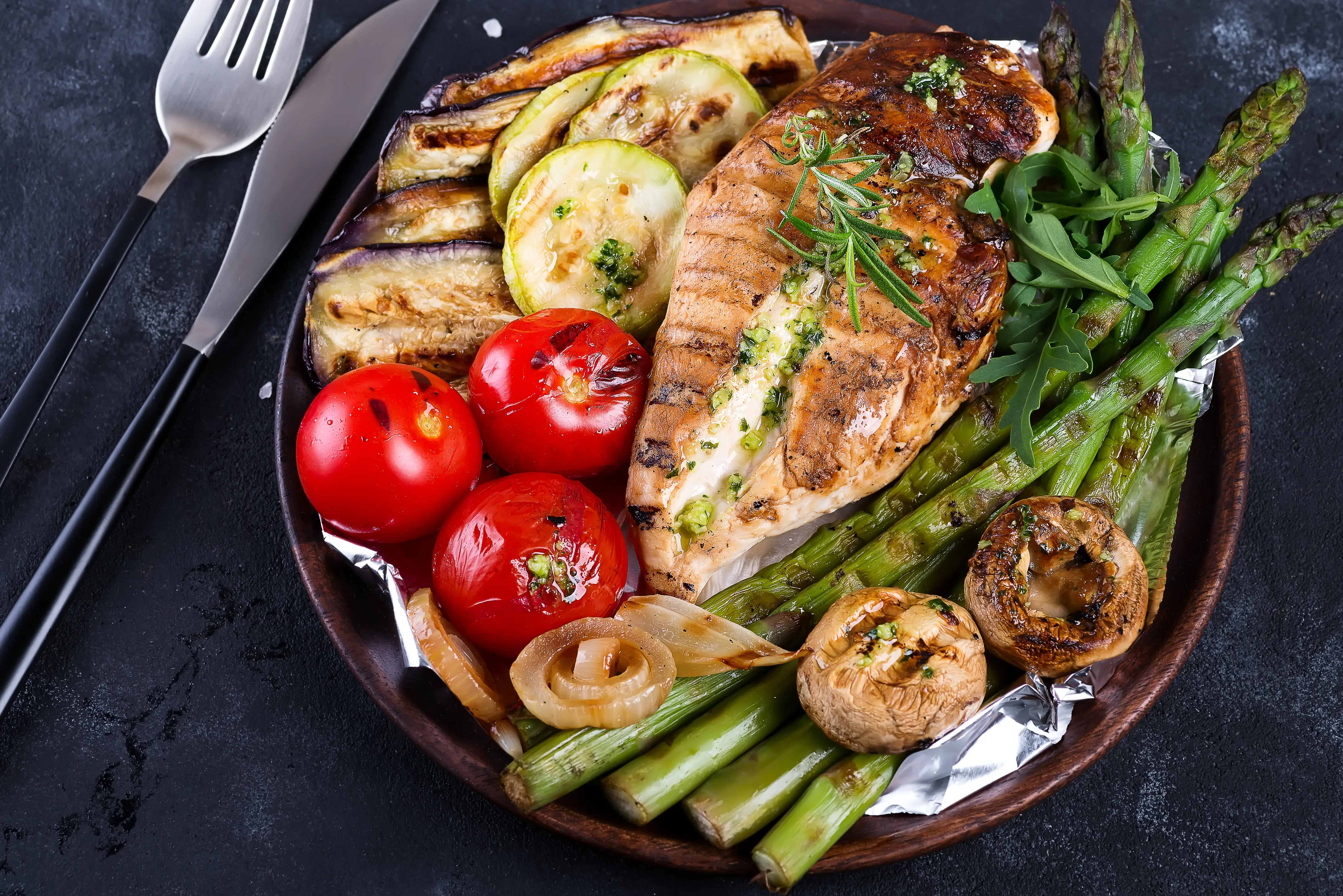 Nutričně vyvážené jídlo s pestrou zeleninou a celozrnnými produkty