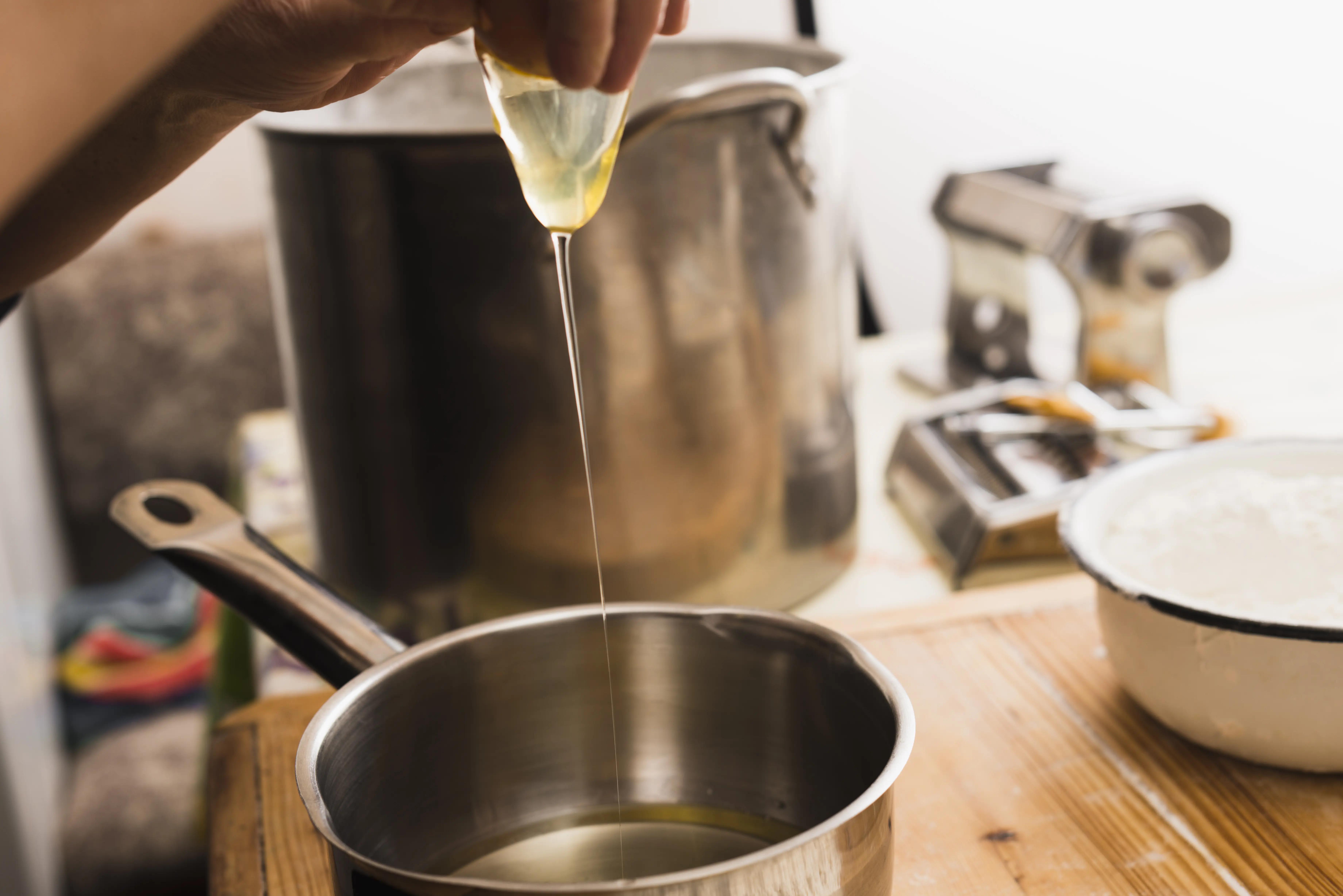 Hrnec s kouskem másla na dně připravený k použití