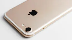 Zadní strana zlatého iPhonu s viditelným logem Apple.