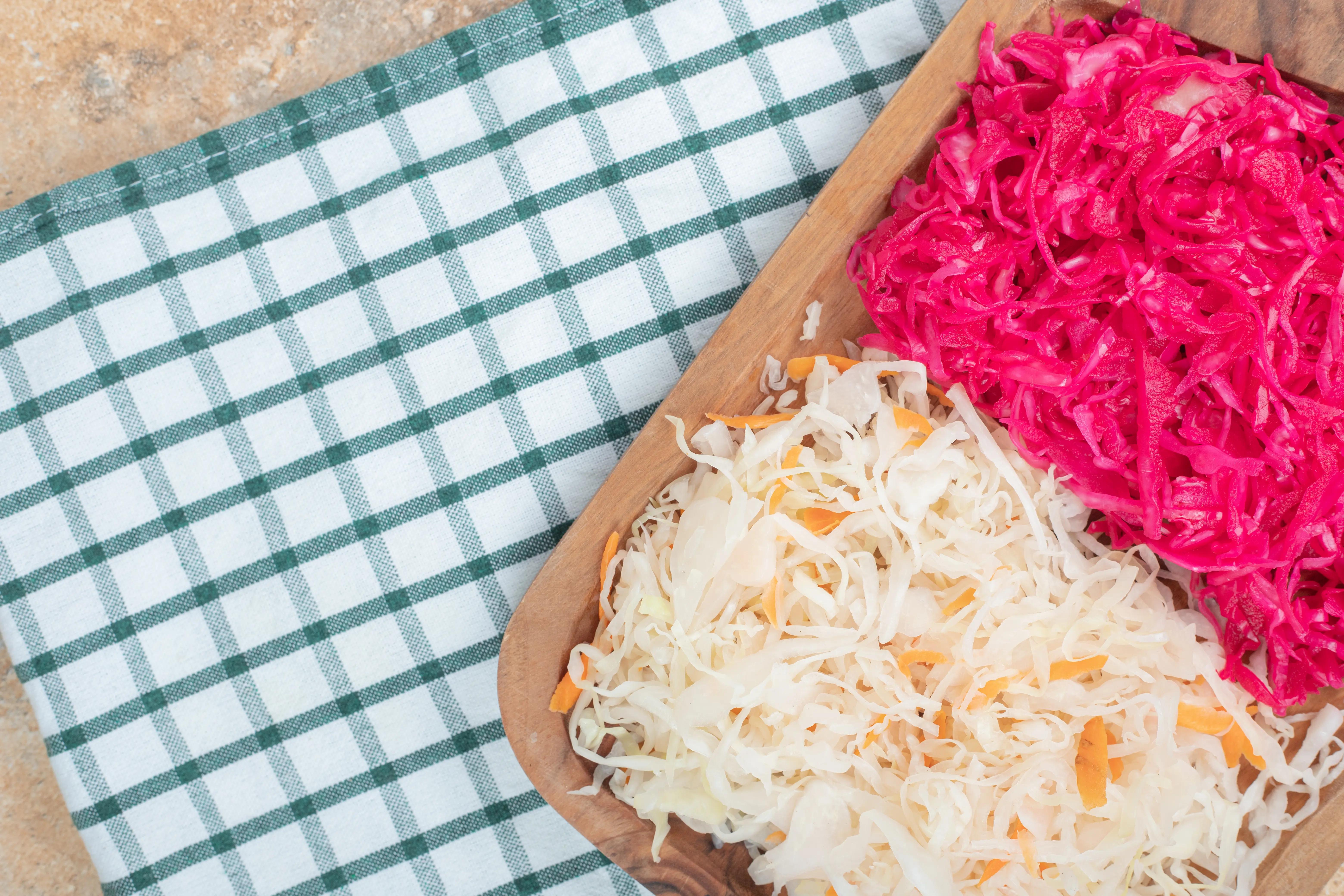 Čerstvé zelné listy položené na koberci