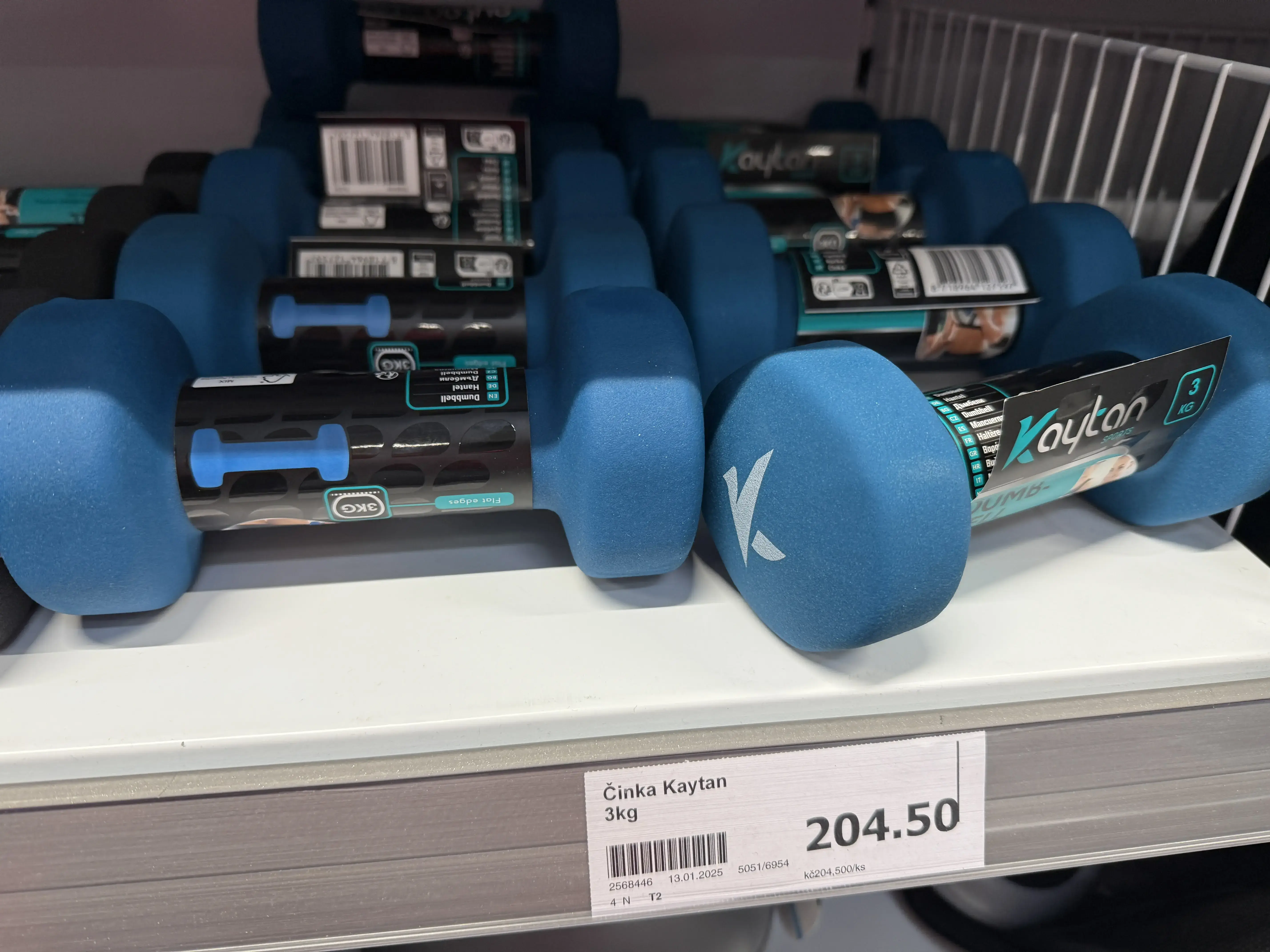 Ruka držící činku při cvičení