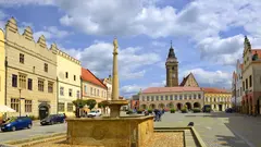 Historické centrum Slavonic s renesančními domy a oranžovými střechami při pohledu z výšky