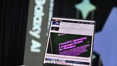 Otevřený Samsung Galaxy Fold 6 zobrazený na výstavním stojanu s aplikací ChatGPT na displeji.