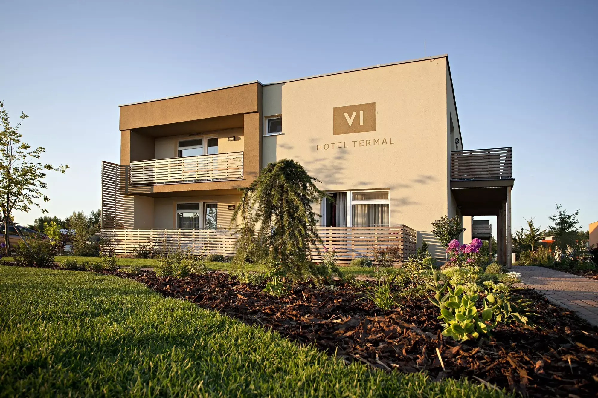 Moderní rodinná vila se zahradou.