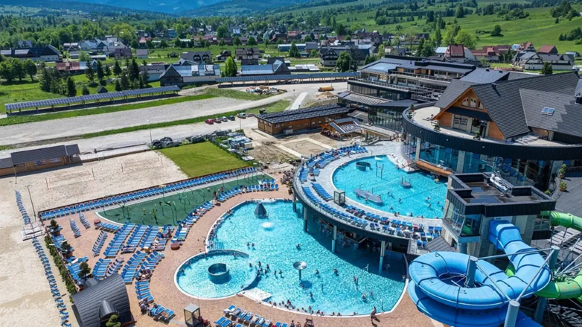 Termy Chochołowskie z ptačí perspektivy s venkovními bazény a skluzavkami