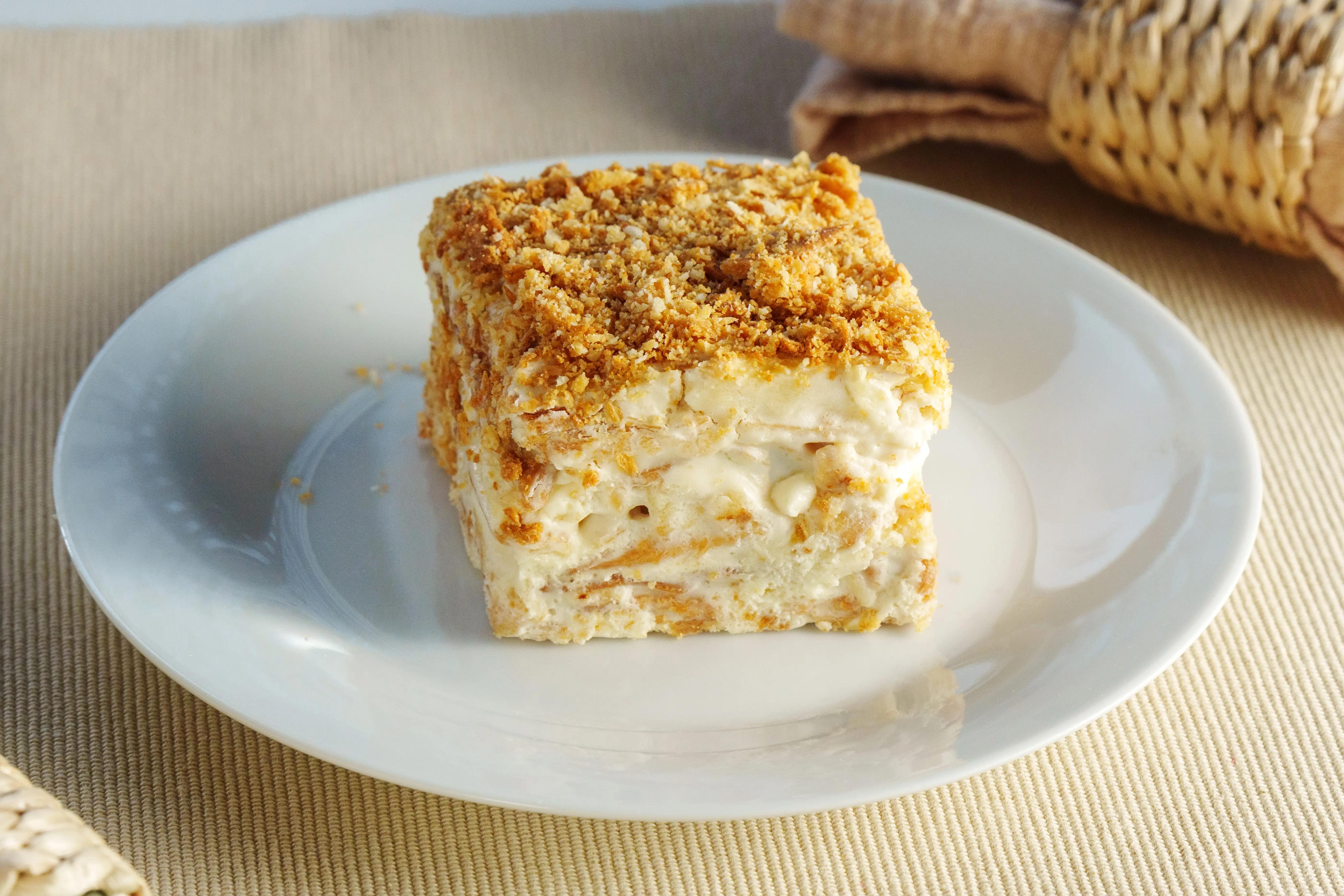 Krémový tvarohový dort s ovocem na slavnostním stole