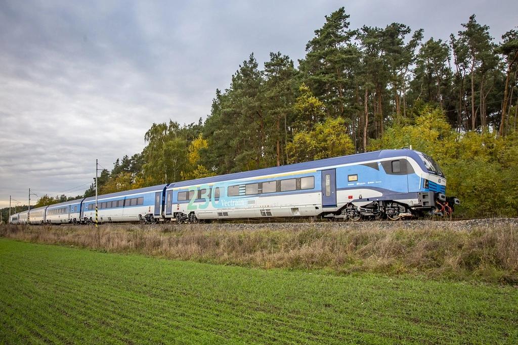 Moderní vlaková souprava ComfortJet projíždějící lesem