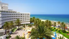 Moderní hotel na pobřeží s výhledem na oceán