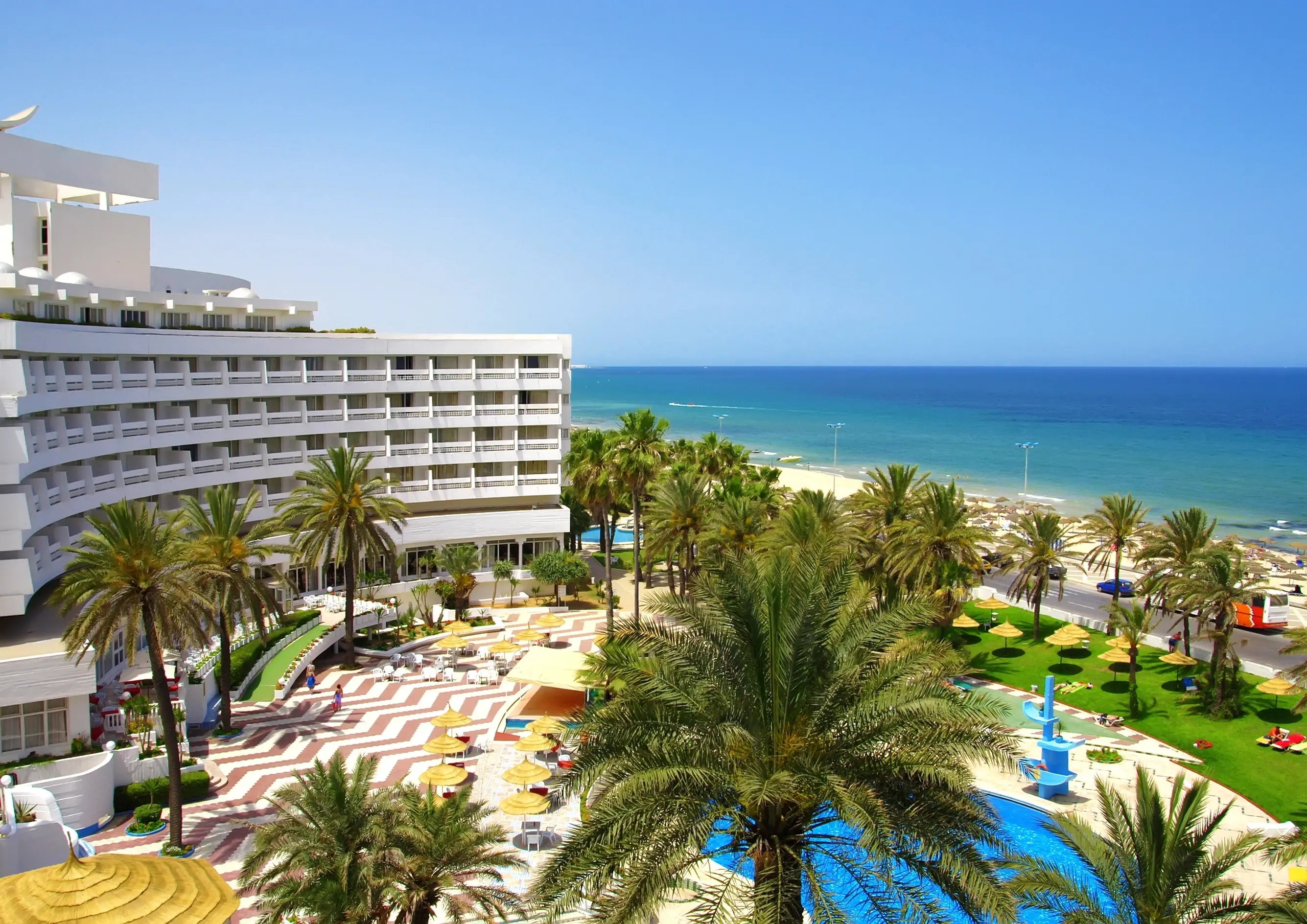 Moderní hotel na pobřeží s výhledem na oceán