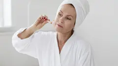 Žena nanáší přírodní masku na obličej