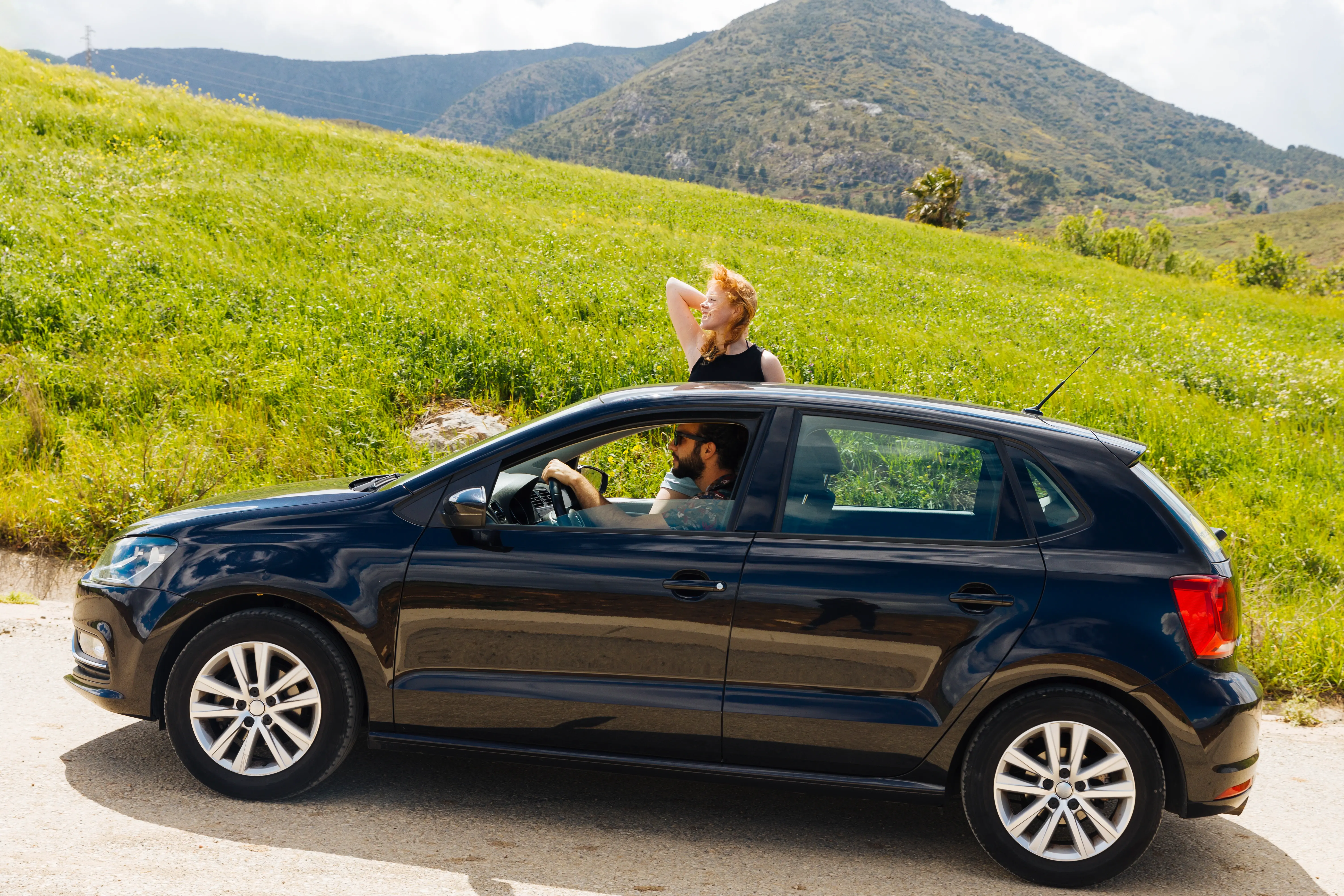 Řidič používá směrové světlo při odbočování na křižovatce