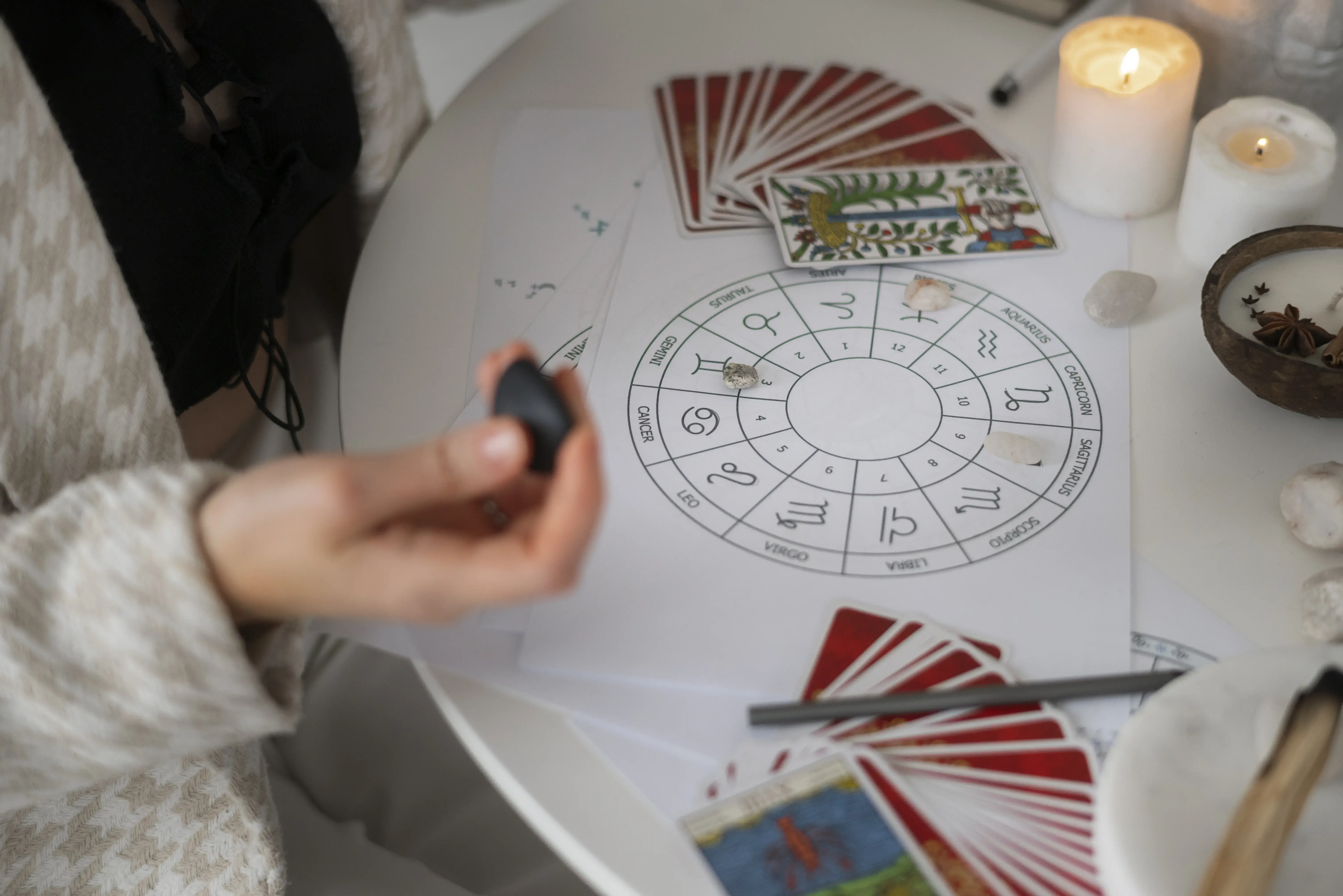 Znamení zvěrokruhu na tmavém podkladu s astrologickými symboly