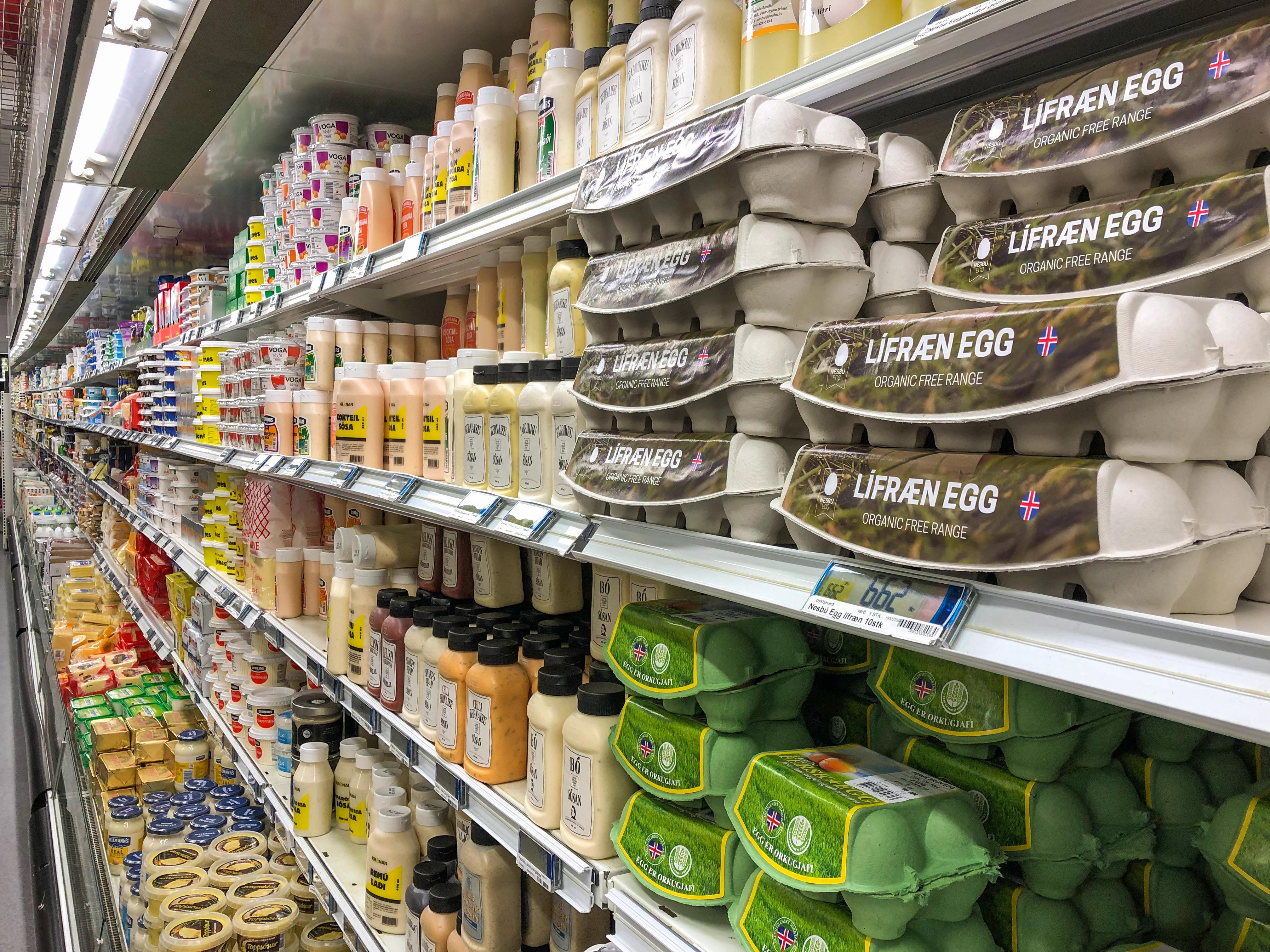 Ulička supermarketu s regály plnými potravin