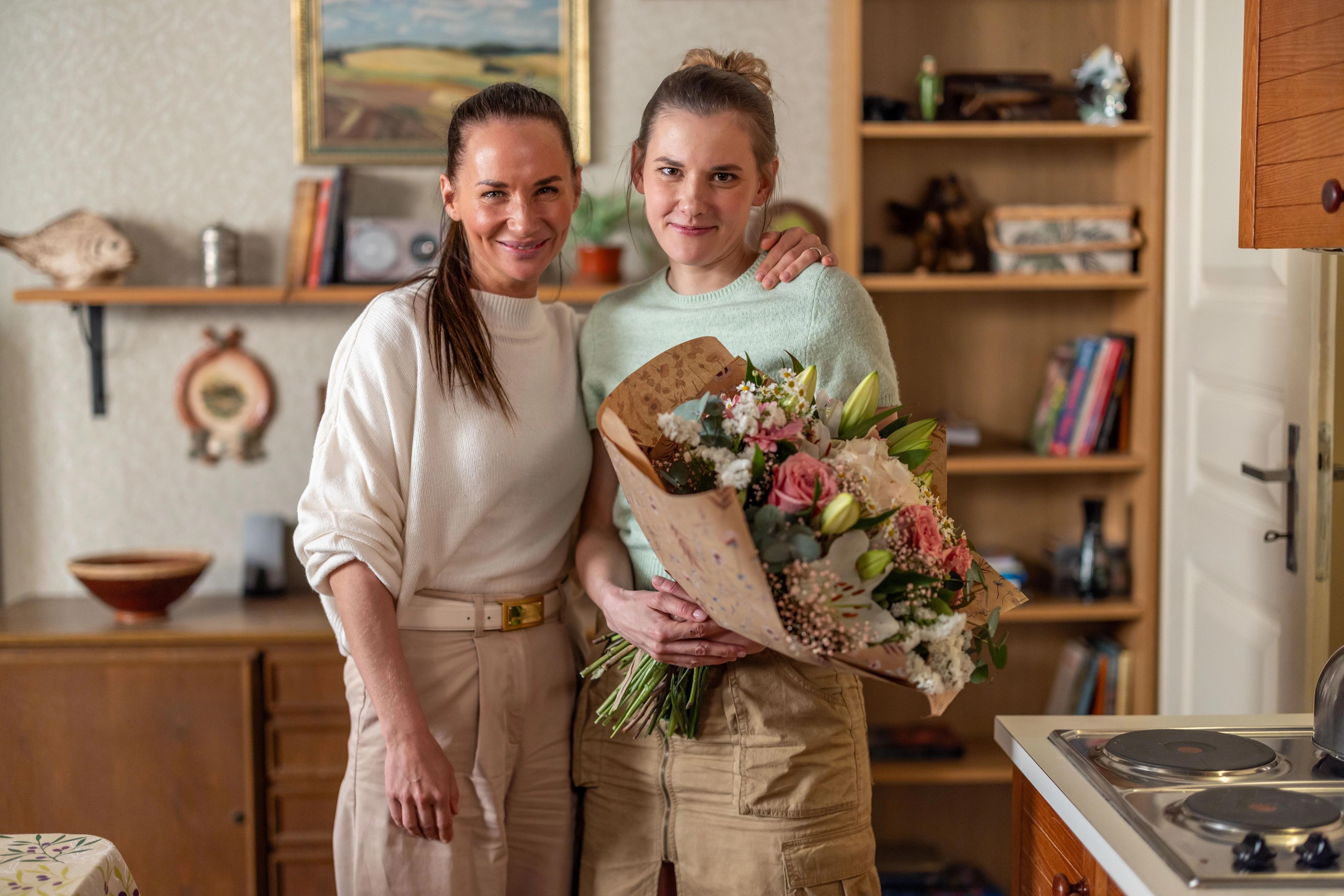 Dvě herečky v obývacím pokoji během natáčení televizního seriálu