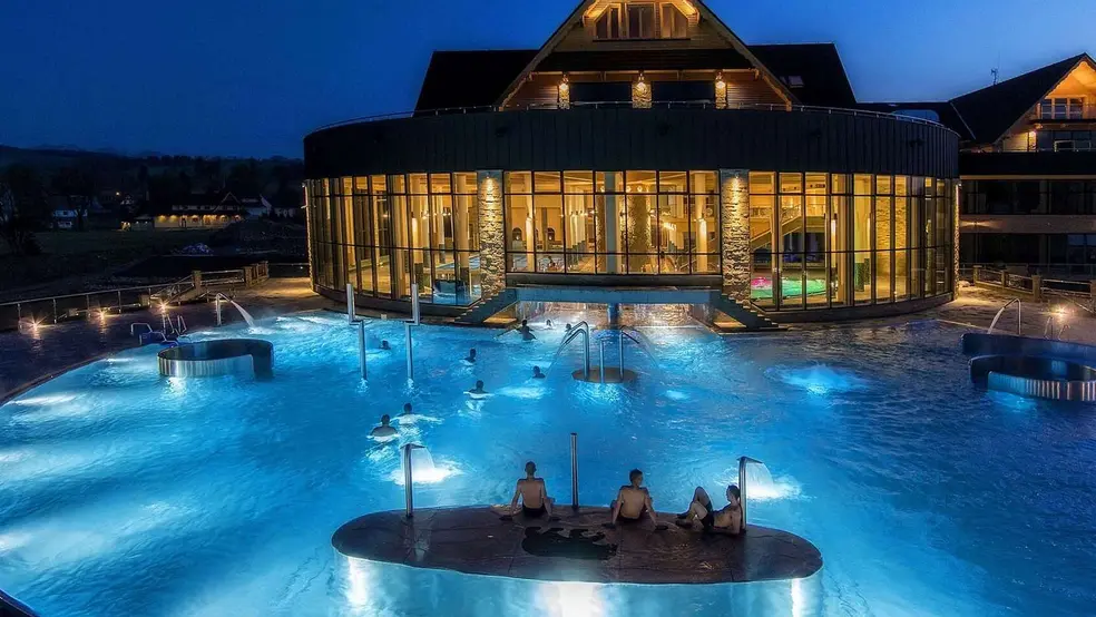 Termální bazén s vířivkou a množstvím lidí v interiéru Chochołowských term