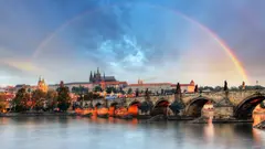 Duha nad historickým centrem a řekou po letní bouřce
