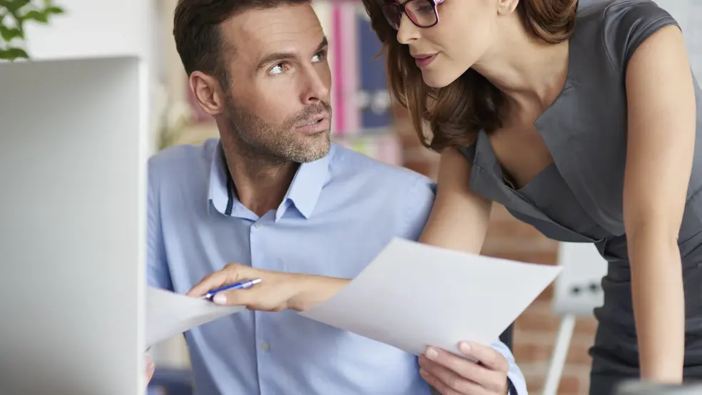 Uchazeč o zaměstnání držící životopis na pracovním pohovoru